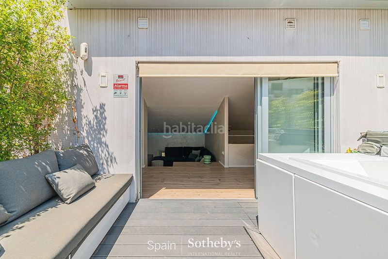 Foto f35e28b3-c8e3-45ab-a7a2-da368ac6a810. Casa aparellada amb aparcament a Poblenou Barcelona