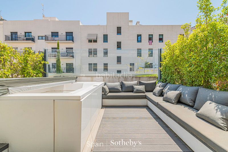 Foto f7728c0f-8a8f-4d67-a458-bd52ba01a399. Casa aparellada amb aparcament a Poblenou Barcelona
