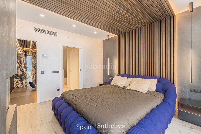 Foto f86d234b-ca06-4d12-ae54-53df3b2705dc. Casa aparellada amb aparcament a Poblenou Barcelona