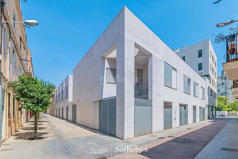 Foto ff750de7-52b6-4293-9a18-78950d7f35ca. Casa aparellada amb aparcament a Poblenou Barcelona