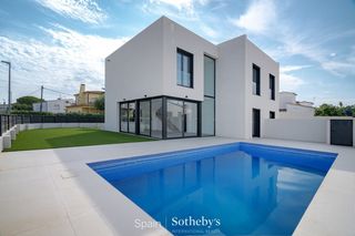 Towny house  Carrer requesens. Casa moderna con piscina en empuriabrava