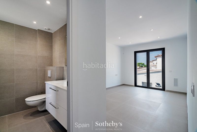Foto 54c60c67-b0ff-4045-ada4-8c6da4627992. Casa aparellada amb calefacció aparcament piscina a Empuriabrava