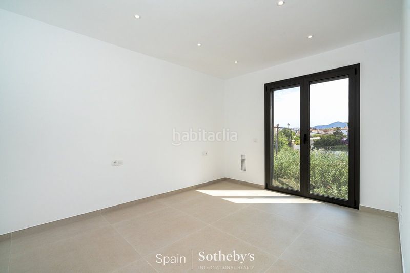 Foto 6b861f2f-cdac-4f35-84d4-628052aa84e1. Casa aparellada amb calefacció aparcament piscina a Empuriabrava