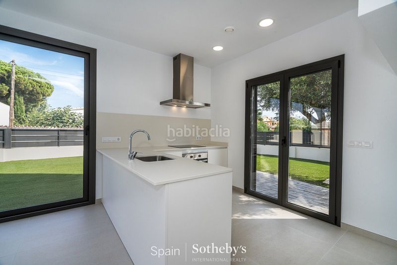 Foto b3fd2b5a-6e16-4a2a-9a03-b3801f13a042. Casa aparellada amb calefacció aparcament piscina a Empuriabrava