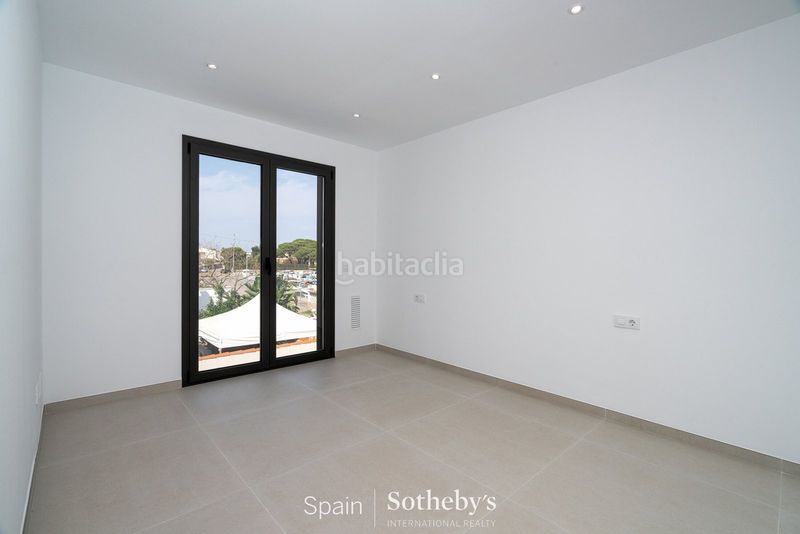 Foto b5cd51de-e32b-490a-8b50-9e49cdc62627. Casa aparellada amb calefacció aparcament piscina a Empuriabrava