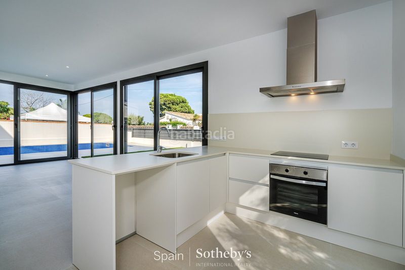 Foto e0fbe503-4760-4b2a-85e8-9693f403d1f7. Casa aparellada amb calefacció aparcament piscina a Empuriabrava