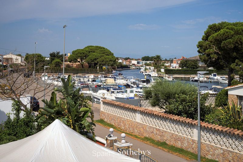 Foto e36ed4e4-4218-4093-b705-93c51d360749. Casa aparellada amb calefacció aparcament piscina a Empuriabrava