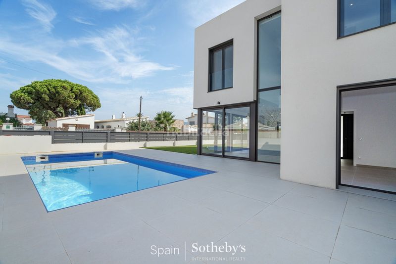Foto e63fcab2-f3ae-4900-a4e8-ed50d677c39c. Casa aparellada amb calefacció aparcament piscina a Empuriabrava