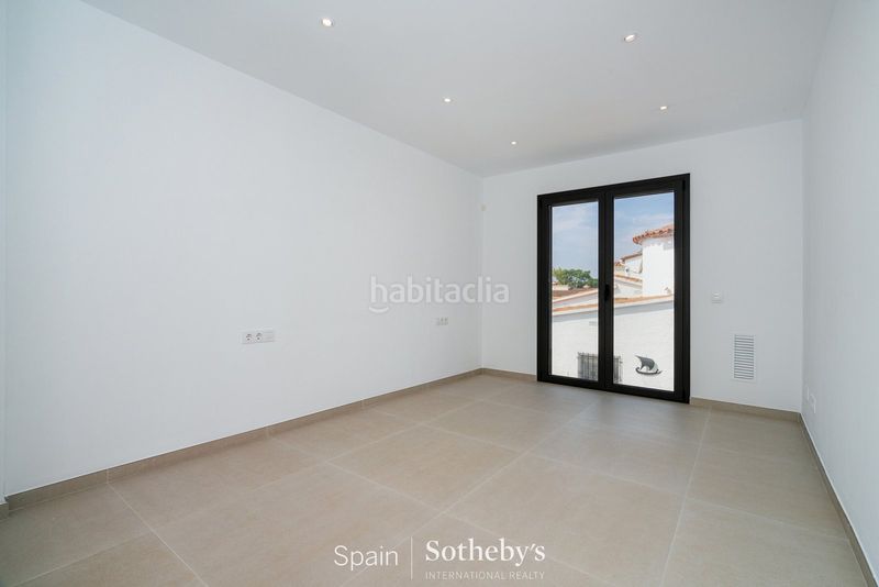 Foto e73e9619-5e48-4aab-98ca-b9cf749000f8. Casa aparellada amb calefacció aparcament piscina a Empuriabrava
