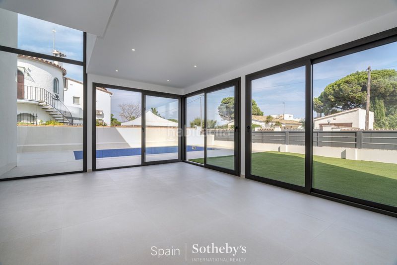 Foto eb83d77a-9abe-4386-9b0d-94a0b9847332. Casa aparellada amb calefacció aparcament piscina a Empuriabrava