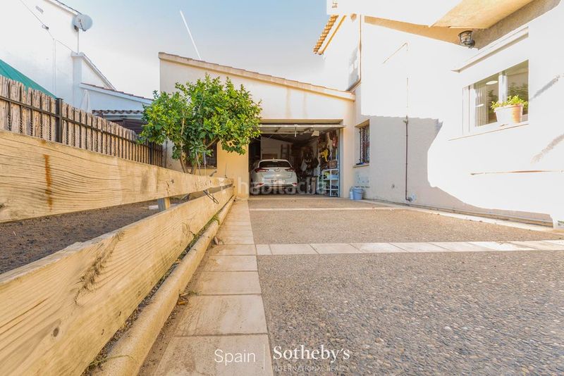 Foto 1140cb2e-fd00-4ff7-93f5-cf67b0eb8918. Casa amb aparcament a Requesens Empuriabrava