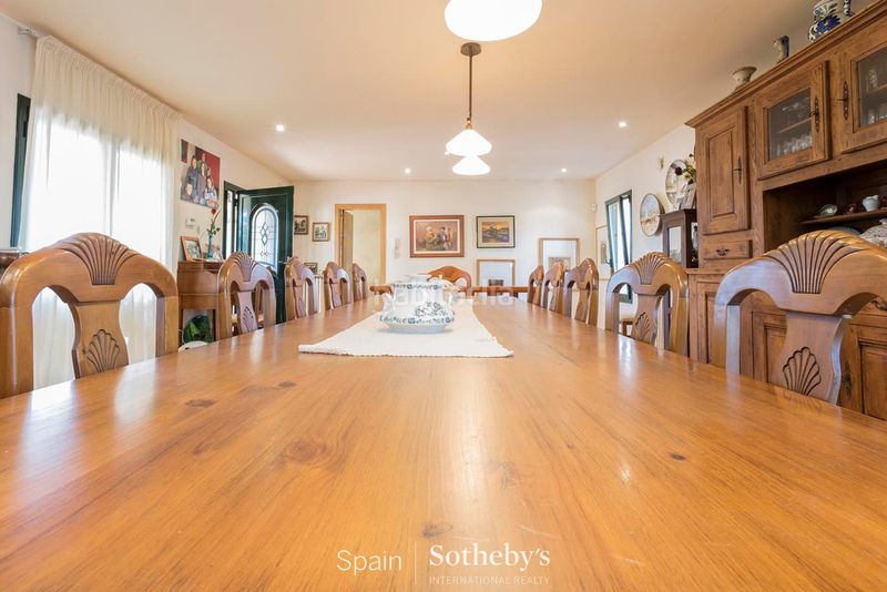 Foto f619ba5c-8c5a-4c50-b9fa-d4ba178d1d87. Casa amb aparcament a Requesens Empuriabrava