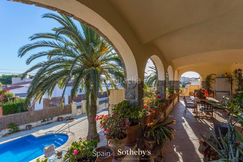 Foto f9be4b73-22a5-4e2c-b35c-ea3f291fcd59. Casa amb aparcament a Requesens Empuriabrava