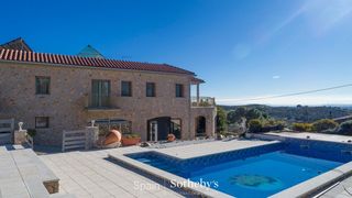 Casa aparellada a Vilajuïga. Masía catalana con piscina y vistas en entorno natural, cerca de