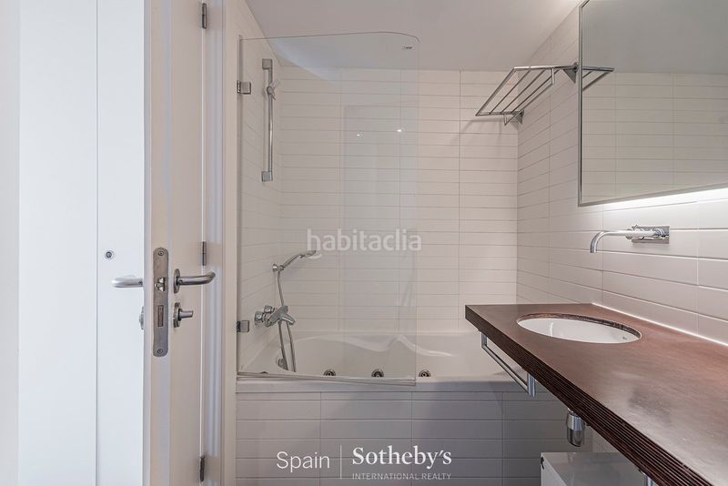 Foto d885abc6-f89f-424a-8aed-a4bcd1eeab3f. Àtic amb piscina a Barceloneta Barcelona