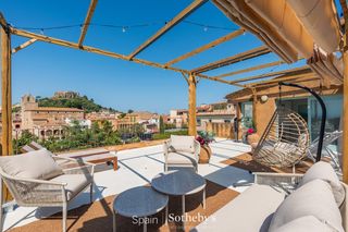 Casa  Carrer alzines. Encantadora casa de pueblo con hermosas vistas en el centro de b