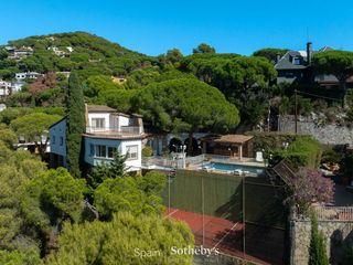 Casa  Avinguda carles tolrà. Casa independiente con piscina y bonitas vistas en cabrils