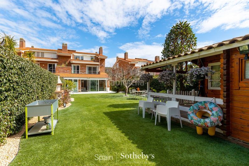 Foto a785d323-abe4-4be5-9938-13c3eedf1a5d. Casa amb calefacció aparcament piscina a Alella