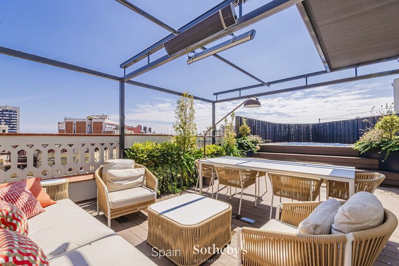 Foto 018b1f0d-9c93-4e6c-88fc-f42325e85b71. Àtic amb calefacció piscina a Dreta de l´Eixample Barcelona