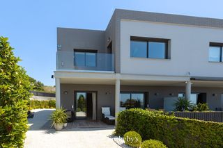 Casa bifamiliare  Carrer d'anoia. Casa de diseño, con vistas mar y piscina en can quirze mataró