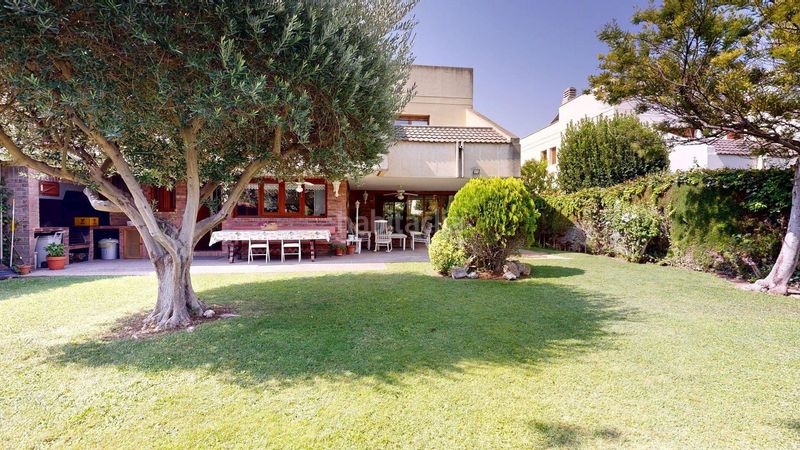 Foto b4aea4a8-012e-4fe6-b2db-4be3965e8a94. Xalet amb calefacció aparcament piscina a La Almozara Zaragoza