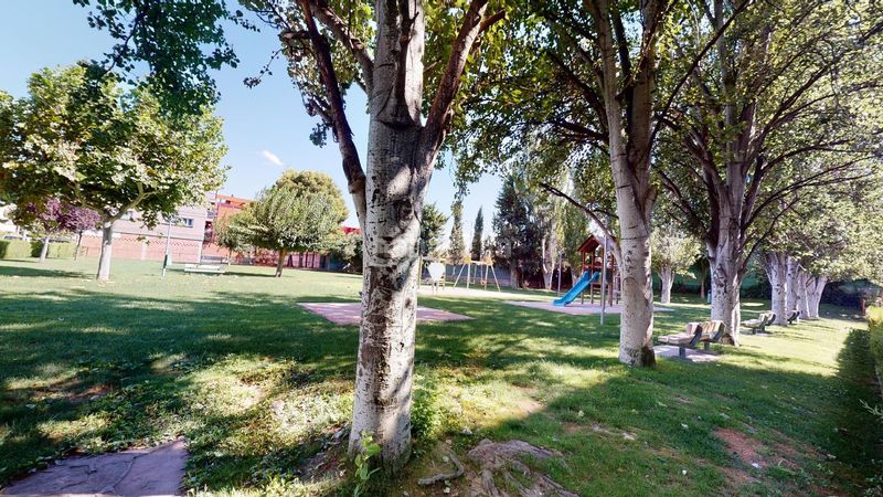 Foto df6c6158-6edb-4ea6-b8f8-9abfba2bc70d. Xalet amb calefacció aparcament piscina a La Almozara Zaragoza