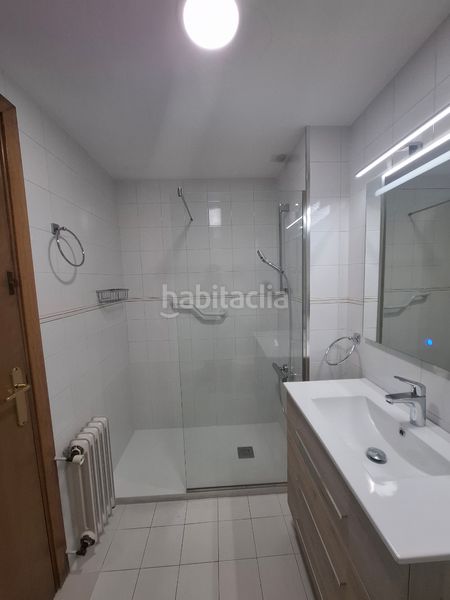 Foto 5ef755d3-e037-4b28-bcb4-6d4cc1d60302. Casa adossada amb xemeneia calefacció aparcament a Sabadell