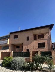 Casa aparellada a Colmenar de Oreja. Chalet pareado de 257 m2 en colmenar de oreja  cesión de remate