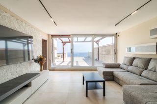 Piso  Carrer de la cova fumada. Vivienda con gran terraza orientada al sur y vistas al mar en si