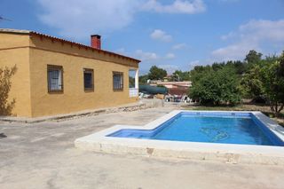 Chalet à Cheste. Chalet en venta en cheste  suelo rústico con piscina