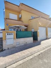Xalet a Iniesta. Amplio chalet adosado con jardín, terraza y garaje en iniesta