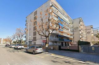 Flat  Victoria dels angels 27. Piso de 81m con inquilino  5.28 rentabilidad bruta  ascensor