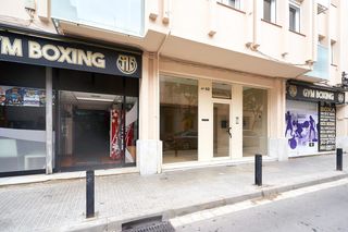 Business premise in Doctor marti i julia 43. En venta, local alquilado en cornellà de llobregat
