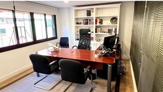 Local Comercial  Carlos mackintosch. En venta, local alquilado en marbella