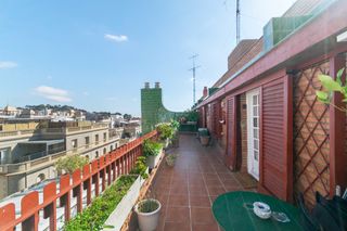 Àtic  Carrer de folgueroles. Sobreático único con dos terrazas privadas y vistas abiertas en