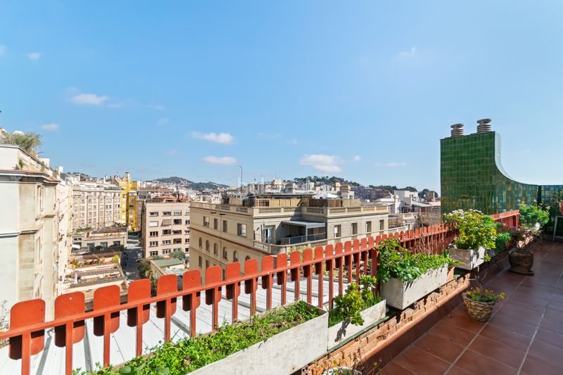 Foto 2b5c7c45-a959-4d1e-82d8-19d398d08451. Àtic amb xemeneia calefacció aparcament a Sant Gervasi - Bonanova Barcelona