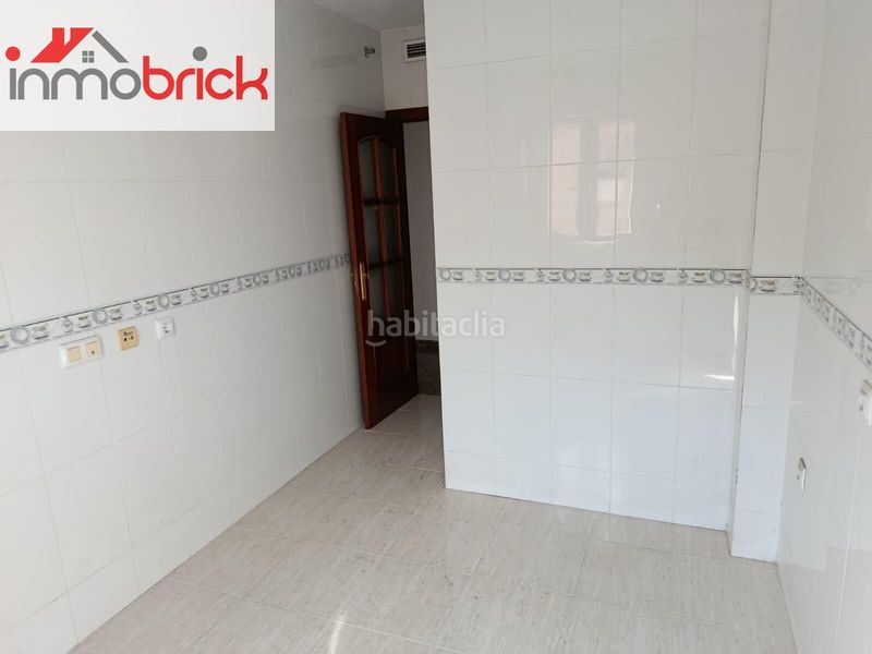 Foto ddb33a21-cacd-48e3-a60b-b262d14703e8. Pis amb aparcament a Poleares Lucena