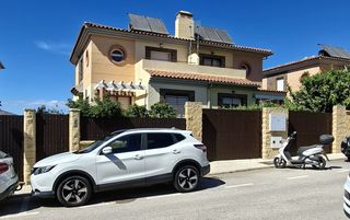 Casa aparellada a Calle buque 1. Hermoso chalet pareado en alhaurín de la torre