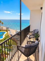 Pis  Calle alhamar 1. Luminoso apartamento renovado en 1ª línea de playa con terraza y