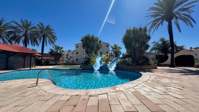 Foto a5ec30fe-2ae5-47b2-839f-6330453b5538. Casa adossada amb calefacció aparcament piscina a Dénia