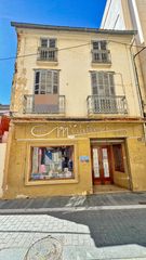 Casa a Pego. Casa señorial con local comercial, patio y garaje en pleno centr