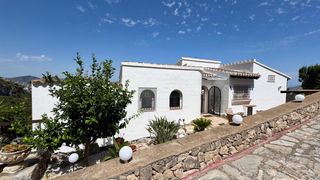 Chalet in Pego. Casa con vistas abiertas y apartamento independiente en monte pe