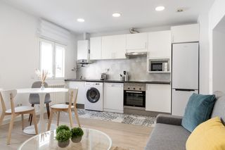 Rent Flat  Calle de los cedros. Acogedor y luminoso piso en la zona de las 4 torres. ideal para
