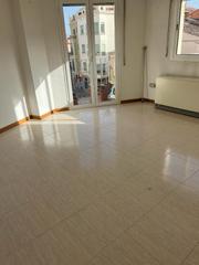 Miete Etagenwohnung  Carrer travessia. Piso en centro, grande, luminoso y con ascensor