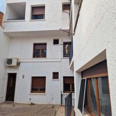 Casa adossada a Sant Feliu de Codines. Casa compuesta por dos pisos y amplio garaje con zona mutiusos y