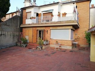 Casa aparellada  Agustí santacruz 24. Inmueble en sant feliu de codines