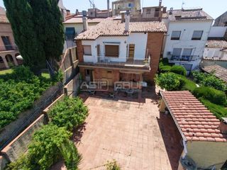 Casa aparellada a Sant Feliu de Codines. Oportunidad en el centro de sant feliu edificio 2 pisos y posibi