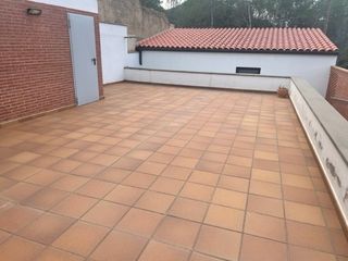 Miete Doppelhaus in Sant Feliu de Codines. Chalet paredo cerca del centro