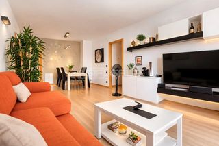 Flat in Polinyà. Piso moderno, exterior, buen estado. incluye ascensor, parking,