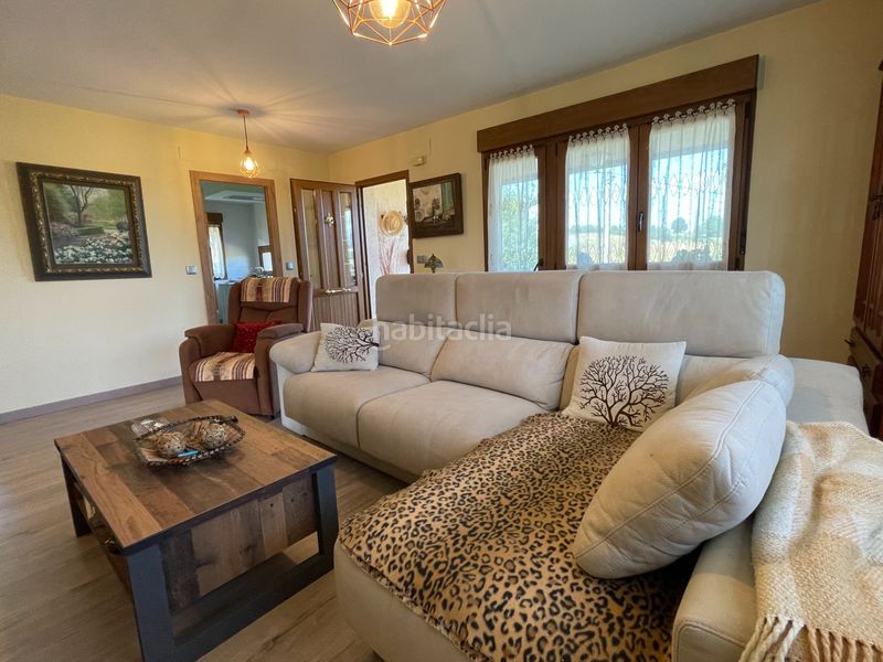 Foto a7b8b2d4-2328-484a-b72d-281812425cd7. Casa amb xemeneia calefacció aparcament a Cenero Gijón